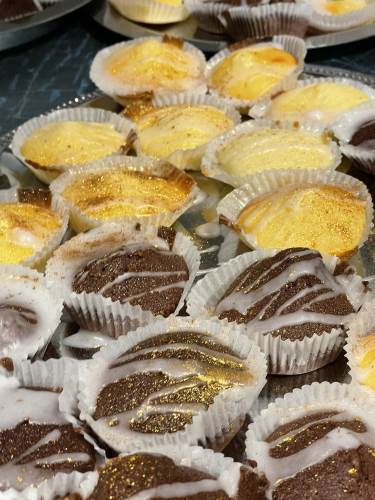 Noen av de 400 muffinsene Dembra-gruppen bakte til sine medelever.